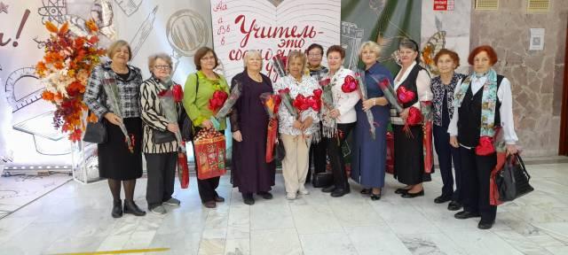 Поздравление ветеранов педагогического труда