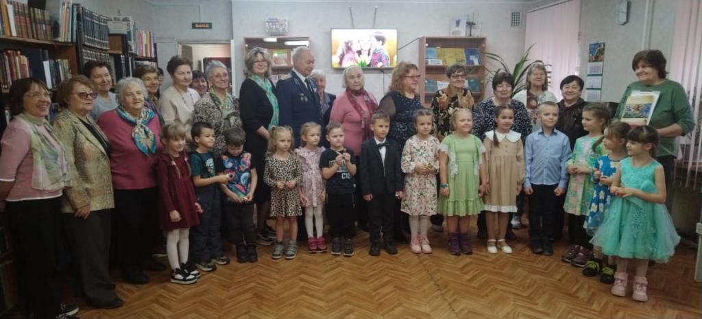 Дети поздравляют своих мам и бабушек.