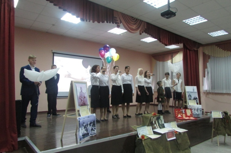 хор основной школы, вокальный ансамбль «Лицей», руководитель Шаповалова Т.А.